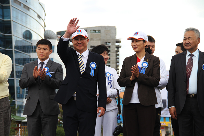 Тамирчиддаа баярын мэнд дэвшүүлье